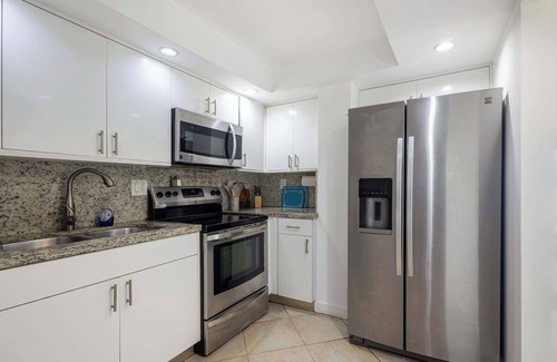 Sunny Isles Beach Apartment | Tiny Tower Treasure - Sleeps 5 & Soaks Sun