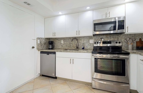 Sunny Isles Beach Apartment | Tiny Tower Treasure - Sleeps 5 & Soaks Sun