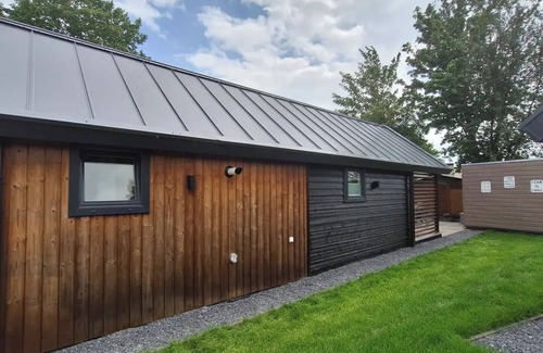 Lathum Ski Chalet | Tinyhouse/chalet at the Rhederlaagse Meren vacation park in NL-Lathum by the lake