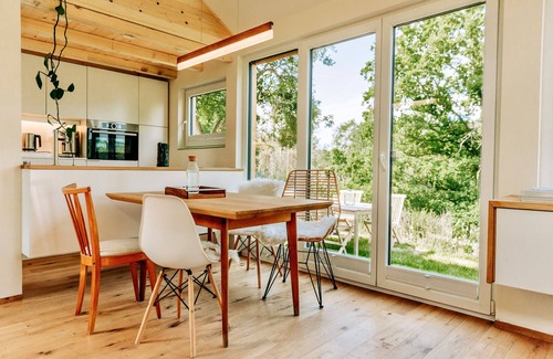 Dessighofen House | Tinyhouse Minimalus mit Panorama Schlafloft im Grünen mit Outdoordusche