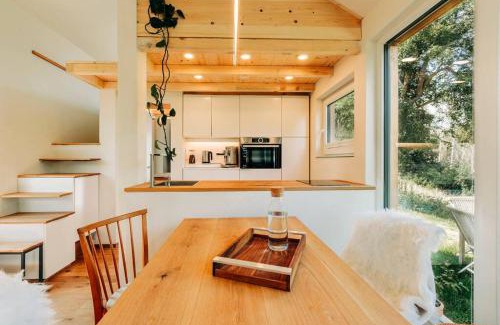 Dessighofen House | Tinyhouse Minimalus Panorama Schlafloft im Grünen
