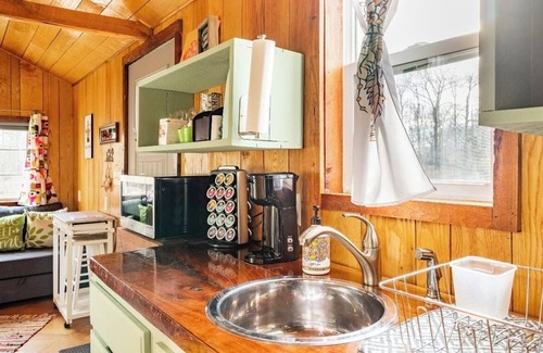 Oakland Cabin | TinyLakeEscape,Hot Tub near Memphis in Fayette County