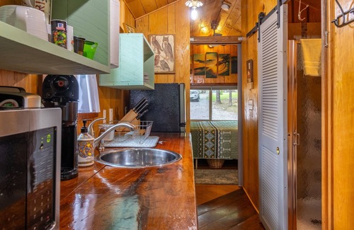 Oakland Cabin | TinyLakeEscape,Hot Tub near Memphis in Fayette County