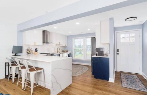 North East House | Tip Of The Town Fresh and New 3 Bedroom Nest