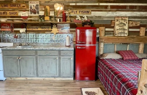 Voca Cabin | Tippy Canoe - Castell Vacation Cabin - Sleeps 4