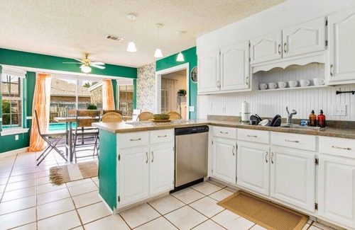Gulf Breeze House | Tipsy Tiki Escape: Pool, Games & close to beach!