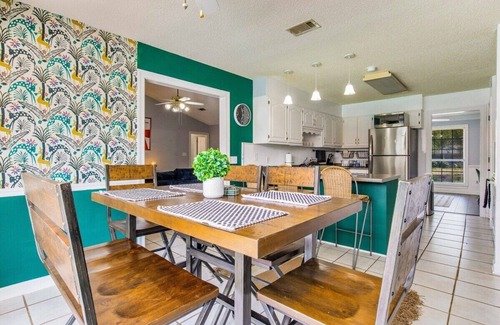 Gulf Breeze House | Tipsy Tiki Escape: Pool, Games & close to beach!