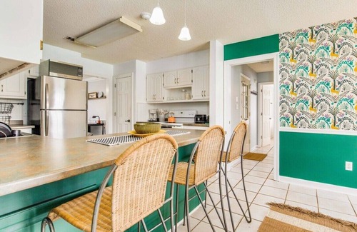 Gulf Breeze House | Tipsy Tiki Escape: Pool, Games & close to beach!