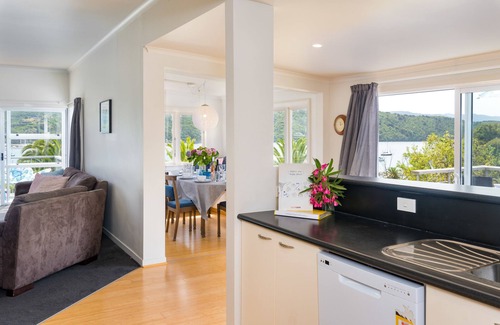 Waikawa Bay House | Tirohanga Wai - Waikawa Holiday Home