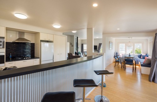 Waikawa Bay House | Tirohanga Wai - Waikawa Holiday Home