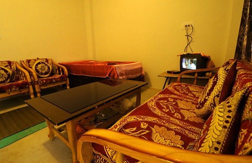 Gushaini House | TIRTHAN HILL TOP Deluxe Room A