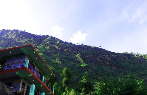 Gushaini House | TIRTHAN HILL TOP Deluxe Room B
