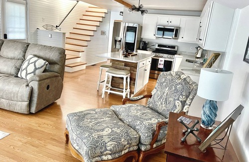 Howe House | 'Tis Our Cottage: Modern Lakefront clean lake quiet & relaxing Just off toll Rd