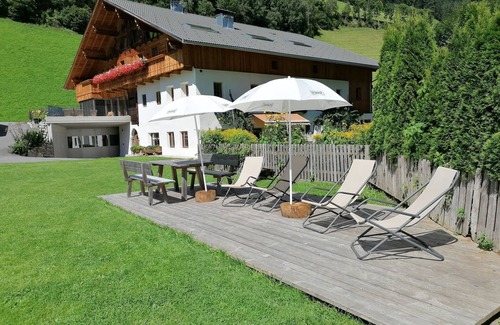 San Giacomo Apartment | "Tischlerhof Zirm" vacation apartment with balcony and mountain view