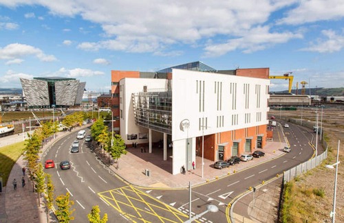 Titanic Quarter Apartment | TITANIC:150+ 5 Star Reviews for 7 Guests | 1min walk from Titanic history