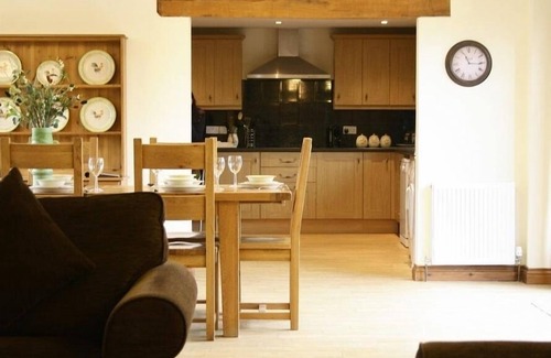 Chipping Norton Cottage | TITHE BARN, LYNEHAM, pet friendly, with open fire in Burford