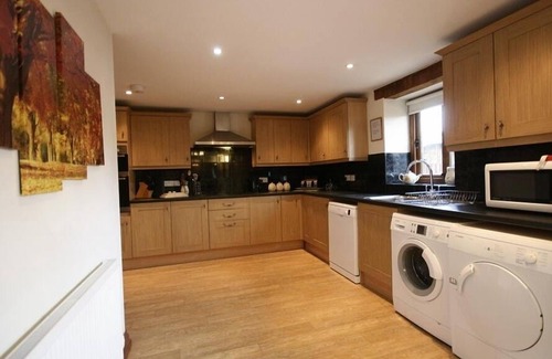 Chipping Norton Cottage | TITHE BARN, LYNEHAM, pet friendly, with open fire in Burford