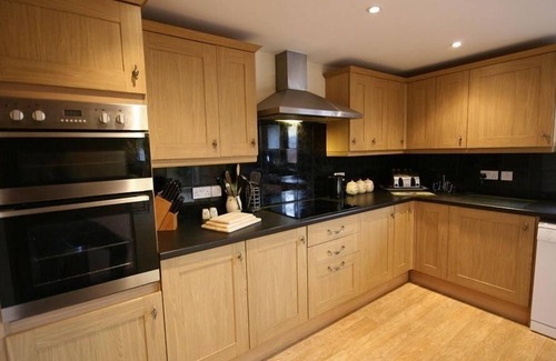 Chipping Norton Cottage | TITHE BARN, LYNEHAM, pet friendly, with open fire in Burford