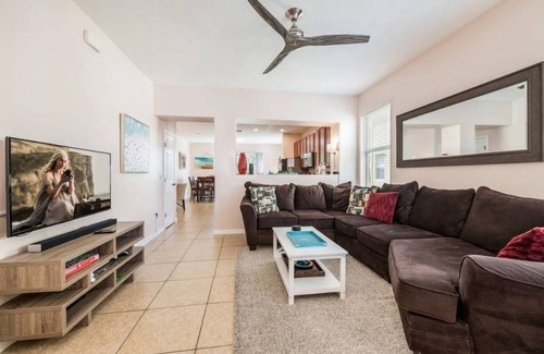 Crestwynd Bay House | Tito's Beachy Townhouse, 1.5 miles from Disney