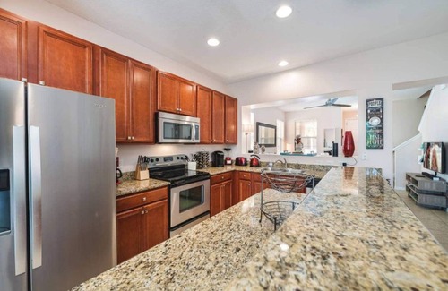 Crestwynd Bay House | Tito's Beachy Townhouse, 1.5 miles from Disney