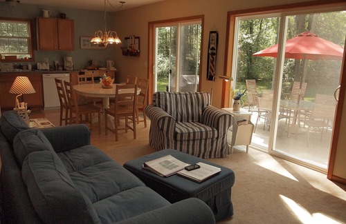 Miami Park Cottage | TLC By the Lake-Cozy, wooded cottage 4 miles N of SoHa 3BR 2B w/open loft area