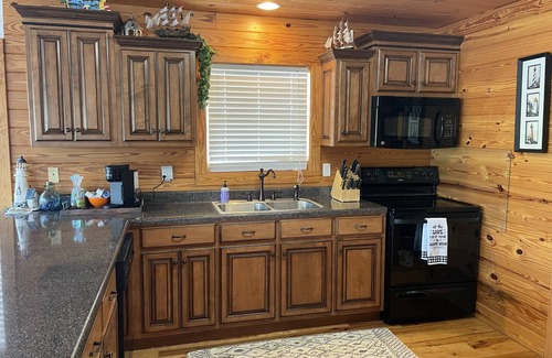 Decaturville House | TN River house, private dock, sleeps 6, located near 2 marinas & a golf course.