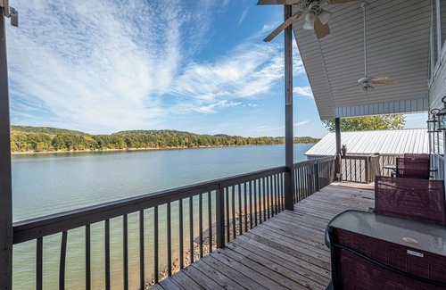 Decaturville House | TN River house, private dock, sleeps 6, located near 2 marinas & a golf course.