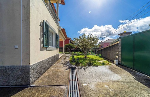 Santo da Serra House | To complete, Angela Holiday House