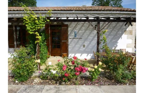 Chenac-Saint-Seurin-d'Uzet Cottage | To discover : Cottage with pool, close to the beaches