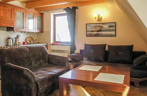 Koscielisko Apartment | To the modern vacation home belongs an enclosed natural plot.