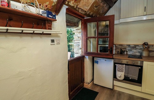 Totnes Cottage | TOAD HALL COTTAGE, pet friendly, with open fire in Blackawton
