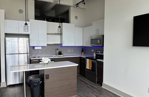 Downtown Atlanta Apartment | Toast to the City/ATL High-Rise with Bar & Views