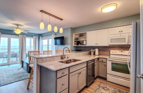 Surf City House | Toast to the Coast at 904-D Turtle Cove - Fizz!