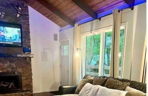 Rockbridge Cabin | Toasty S'more Cabin in Rockbridge, OH w/ Hot Tub