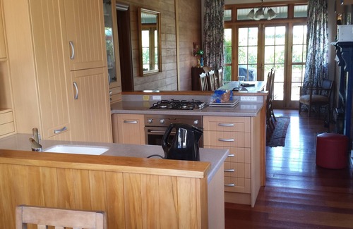Martinborough House | Todd's Cottage and Vineyard in the "fun part" of town.