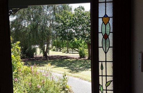 Martinborough House | Todd's Cottage and Vineyard in the "fun part" of town.