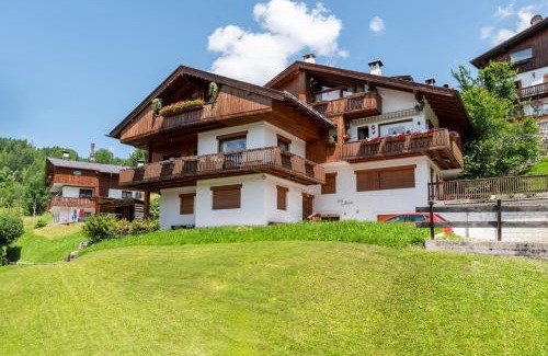Cortina d'Ampezzo Apartment | Tofane View Apartment with Terrace R&R
