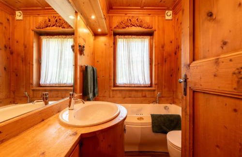 Cortina d'Ampezzo Apartment | Tofane View Apartment with Terrace R&R