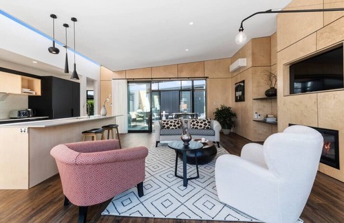 Hamurana Villa | Toka Ridge 1bd Lake View Lux Villa w/HotTub