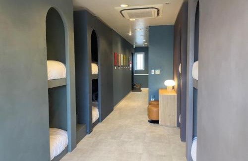 Hadano Apartment | Tokyo Gallery Stay 駅1分で貸切 8人OKのアーティスト制作のベッド 桜を見下ろせる部屋 商店街で賑やか