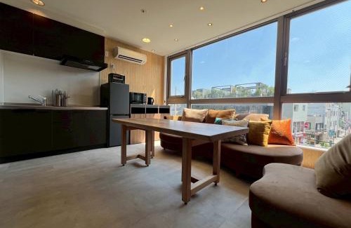 Hadano Apartment | Tokyo Gallery Stay 駅1分で貸切 8人OKのアーティスト制作のベッド 桜を見下ろせる部屋 商店街で賑やか
