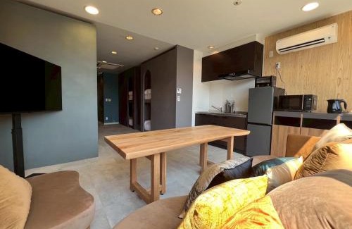 Hadano Apartment | Tokyo Gallery Stay 駅1分で貸切 8人OKのアーティスト制作のベッド 桜を見下ろせる部屋 商店街で賑やか