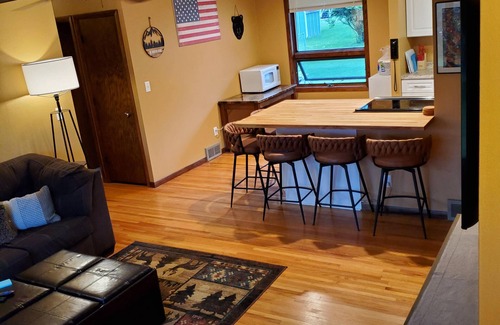 Kenwood House | Toledo Blue House-Spacious 5 bedroom, 2 living rooms & large outside area