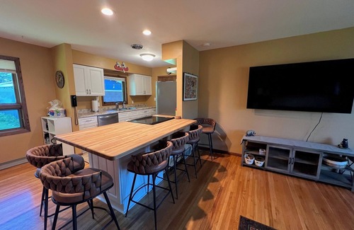 Kenwood House | Toledo Blue House-Spacious 5 bedroom, 2 living rooms & large outside area