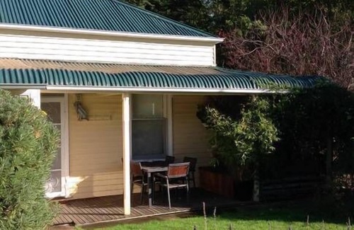 Strathdownie Cottage | Tolka - a Traditional Farm Cottage near River