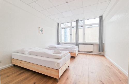 Stadtmitte Apartment | Tolstov Apartments - City Center Apartment with 5 Rooms - 10 Min Messe DUS
