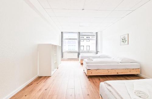 Stadtmitte Apartment | Tolstov Apartments - City Center Apartment with 5 Rooms - 10 Min Messe DUS