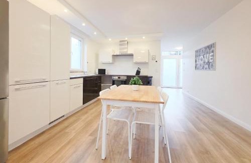 Oberbilk Apartment | Tolstov House - 6 Zimmer Haus - große Küche - Garten - Parkplatz - 25min Messe DUS