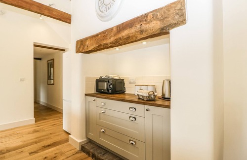 Yeovil Cottage | TOM'S BARN, pet friendly, with a garden in Yeovil, Somerset