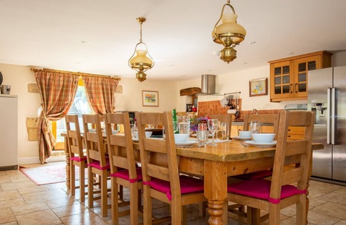Andoversford Cottage | Tom's Barn - sleeps 10 guests in 5 bedrooms